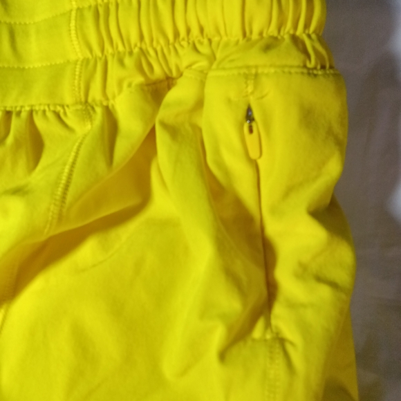 Lululemon Hotty Hot Low-Rise Lined Short 2.5" Bright Yellow  Size 8 - Picture 3 of 12